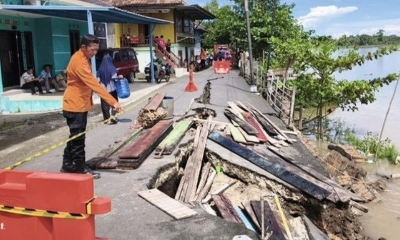 Dipicu Abrasi Sungai Musi, Jalan Aspal di Muba Amblas dan Satu Warung Ambruk